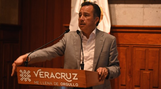 El gobernador Cuitláhuac García Jiménez pidió a los funcionarios que van a participar en la encuesta, abstenerse de hablar de política en horarios laborales.