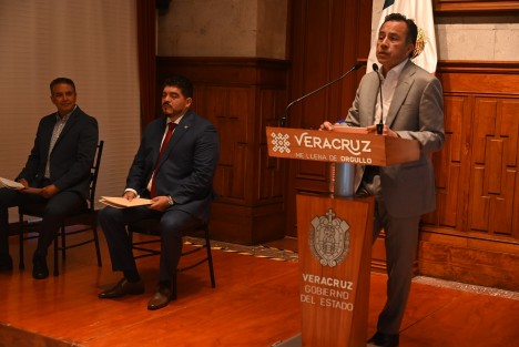 Nuevamente, hago el compromiso en pro de que democráticamente se decida, de abstenerme de hacer comentario alguno en favor en favor o en contra de alguno de los aspirantes que públicamente han declarado inscribirse ser Coordinador de la Cuarta Transformación en Veracruz, declaró el gobernador Cuitláhuac García Jiménez en conferencia de prensa.

