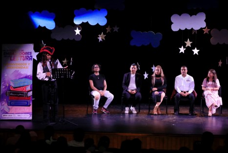 Resultado del trabajo de colaboración entre la Secretaría de Educación de Veracruz (SEV) y el Ayuntamiento, a través de la Dirección de Educación y la Regiduría Séptima, este lunes inició el Primer Encuentro de Embajadores de la Lectura en el Teatro J.J. Herrera.