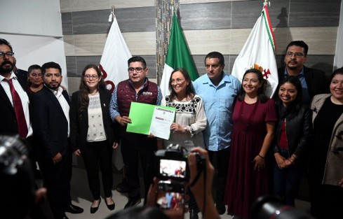 La Secretaria de Energía federal, Rocío Nahle García, arribó este lunes a la sede del Comité Directivo Estatal de Morena, donde el dirigente morenista, Esteban Ramírez Zepeta recibió la notificación física de su inscripción como aspirante a Coordinadora de los Comités de Defensa de la Cuarta Transformación.