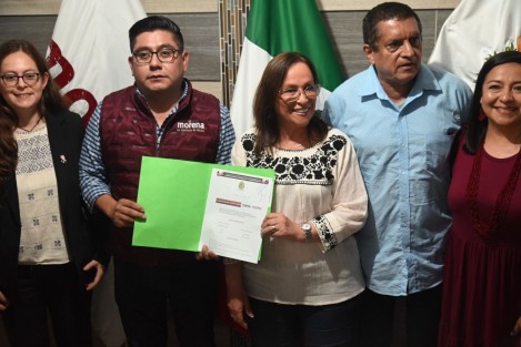 La Secretaria de Energía federal, Rocío Nahle García, arribó este lunes a la sede del Comité Directivo Estatal de Morena, donde el dirigente morenista, Esteban Ramírez Zepeta recibió la notificación física de su inscripción como aspirante a Coordinadora de los Comités de Defensa de la Cuarta Transformación.