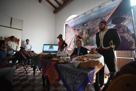 El secretario de Turismo y Cultura, Iván Martínez Olvera acompañado por el alcalde de Coscomatepec, José Luis Alonso Juárez, invitaron a la Fiesta cívica Coscomatepec 2023, del 30 de septiembre al 4 de octubre, con una serie de actividades resaltando el rompimiento del sitio o conmemoración de las acciones de Nicolás Bravo, además de presentaciones artísticas, eventos cívicos, deportivos, culturales, expo comercial, gastronómica y artesanal. 