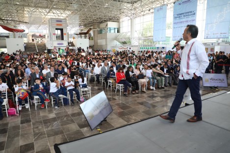  En un ambiente de diálogo e intercambio de saberes con estudiantes de nivel básico y medio superior, el gobernador Cuitláhuac García Jiménez inauguró la segunda Semana Estatal de Ciencia y Tecnología Veracruz 2023 en el Kaná, Museo de Ciencia y Tecnología de la capital del estado.

