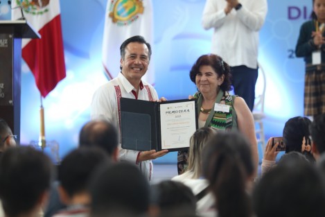  El Gobernador entregó el Premio Estatal de Ciencia y Tecnología, en el área de Biología y Química, a María Luisa Martínez Vázquez; Medicina y Ciencias de la Salud, María Leonor López Meraz; Humanidades y Ciencias de la Conducta, Jeysira Jacqueline Dorantes Carrión; Ciencias Sociales y Económicas, Amanda Cano Ruiz; Biotecnología y Ciencias Agropecuarias, Lourdes Georgina Iglesias Andreu; Ingenierías, Efrén Mezura Montes, y Multidisciplinaria, Noé Aguilar Rivera.