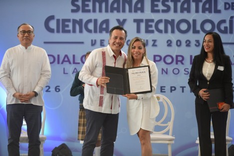  El Gobernador entregó el Premio Estatal de Ciencia y Tecnología, en el área de Biología y Química, a María Luisa Martínez Vázquez; Medicina y Ciencias de la Salud, María Leonor López Meraz; Humanidades y Ciencias de la Conducta, Jeysira Jacqueline Dorantes Carrión; Ciencias Sociales y Económicas, Amanda Cano Ruiz; Biotecnología y Ciencias Agropecuarias, Lourdes Georgina Iglesias Andreu; Ingenierías, Efrén Mezura Montes, y Multidisciplinaria, Noé Aguilar Rivera.