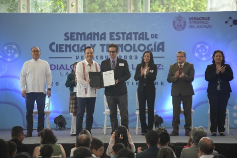  El Gobernador entregó el Premio Estatal de Ciencia y Tecnología, en el área de Biología y Química, a María Luisa Martínez Vázquez; Medicina y Ciencias de la Salud, María Leonor López Meraz; Humanidades y Ciencias de la Conducta, Jeysira Jacqueline Dorantes Carrión; Ciencias Sociales y Económicas, Amanda Cano Ruiz; Biotecnología y Ciencias Agropecuarias, Lourdes Georgina Iglesias Andreu; Ingenierías, Efrén Mezura Montes, y Multidisciplinaria, Noé Aguilar Rivera.