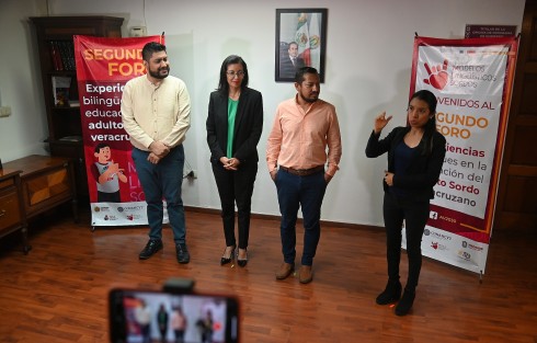 La jefa de la oficina de Programa de Gobierno, Waltraud Martínez Olvera acompañada por los investigadores Héctor Francisco Lara Tronco y Raúl Aguilera Zárate quienes dieron a conocer los detalles de la segunda edición del foro Experiencias bilingües en la educación del adulto sordo veracruzano, a realizarse el próximo 4 de octubre.