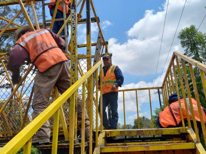Personal del Ayuntamiento de Xalapa da mantenimiento al puente peatonal de Lázaro Cárdenas. A los ciudadanos corresponde ayudar a conservarlo.