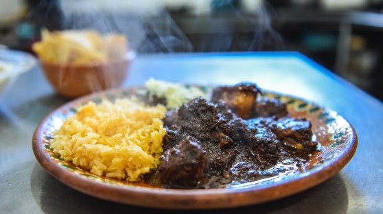  La costilla de puerco en salsa de chile seco es oficialmente, a partir de hoy, el alimento típico de Xalapa, de acuerdo con la convocatoria En Busca del Platillo Representativo de Xalapa, emitida por la Dirección de Turismo.