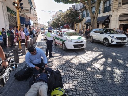 En la calle Enríquez esquina Dr. Lucio, el taxi XL-7112 impactó a motociclista que terminó sobre la banqueta, cerca de donde hacen fila pensionados que acuden a la sucursal del Banbienestar. No se reportaron lesionados.