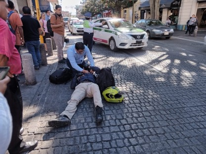 En la calle Enríquez esquina Dr. Lucio, el taxi XL-7112 impactó a motociclista que terminó sobre la banqueta, cerca de donde hacen fila pensionados que acuden a la sucursal del Banbienestar. No se reportaron lesionados.