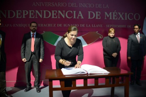 La directora del IVEC, Silvia Alejandre Prado, junto con personal de esa dependencia, encabezó la guardia de honor a Miguel Hidalgo y Costilla  en su monumento en el parque de Los Berros.