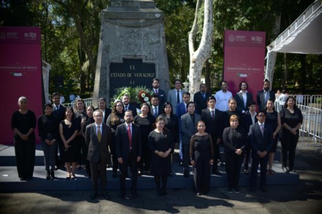 La directora del IVEC, Silvia Alejandre Prado, junto con personal de esa dependencia, encabezó la guardia de honor a Miguel Hidalgo y Costilla  en su monumento en el parque de Los Berros.