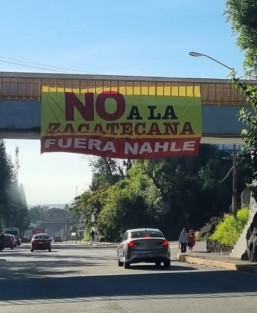 En el puente del tren sobre la avenida Lázaro Cárdenas, a la altura de Agua Santa, colgaron una lona con el mensaje No a la zacatecana. Fuera Nahle, contra la aspirante a la coordinación de la defensa de la 4T en Veracruz, Rocío Nahle.