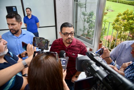  El diputado presidente de la Junta de Coordinación Política(JUCOPO) Juan Javier Gómez Cazarín, descalificó las mantas colocadas en contra de Rocío  Nahle, y descartó se trate de fuego amigo, atribuyendo el hecho a la oposición. 