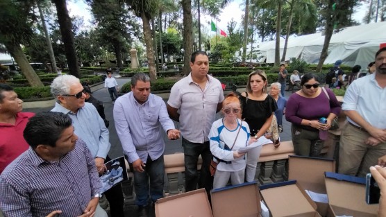 Un grupo de ciudadanos, entre ellos el ex alcalde de Xalapa, Hipólito Rodríguez, mostraron cajas con 2 mil firmas en apoyo a Manuel Huerta, para buscar la Coordinación Estatal de la Defensa de la Cuarta Transformación.