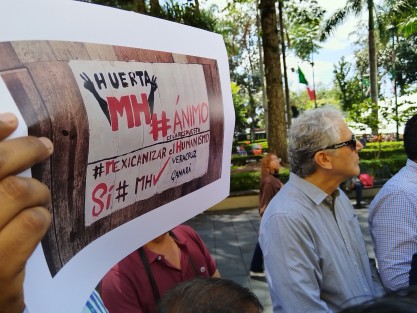 Un grupo de ciudadanos, entre ellos el ex alcalde de Xalapa, Hipólito Rodríguez, mostraron cajas con 2 mil firmas en apoyo a Manuel Huerta, para buscar la Coordinación Estatal de la Defensa de la Cuarta Transformación.
