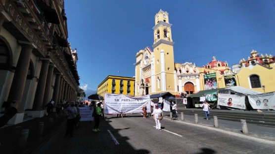 Como cada jueves, jubilados de la AJUPIV protestaron  y bloquearon la calle de Enríquez para exigir prestaciones a docentes jubilados de la SEV, así como el pago de seguros de vida a deudos de profesores y empleados fallecidos. 