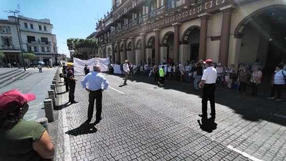 Como cada jueves, jubilados de la AJUPIV protestaron  y bloquearon la calle de Enríquez para exigir prestaciones a docentes jubilados de la SEV, así como el pago de seguros de vida a deudos de profesores y empleados fallecidos. 