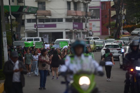La marcha a favor del aborto libre partió del Teatro del Estado hasta llegar a la Plaza Lerdo; comenzó con un grupo reducido al cual se le unieron más mujeres conforne avanzaba.