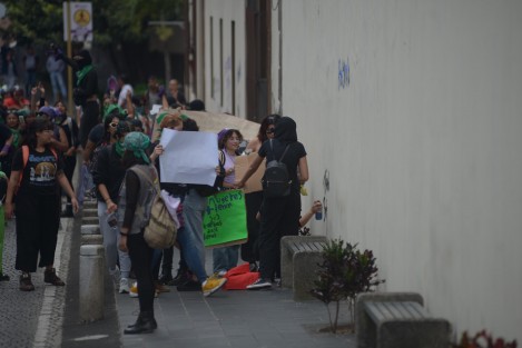 Algunas encapuchadas hicieron pintas en comercios, iglesias y edificios de gobierno.