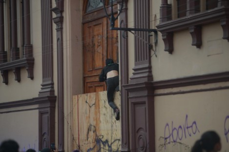 Algunas encapuchadas hicieron pintas en comercios, iglesias y edificios de gobierno.