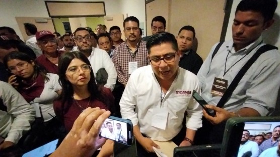 Ahora, la dirigencia Nacional de Morena podrá proponer otro nombre de mujer y otro nombre de hombre al Consejo Estatal de Veracruz a través de la Comisión Nacional de Encuestas y la Comisión Nacional de Elecciónes, para así completar los demás compañeros y compañeras que se medirán en la encuesta durante el mes de octubre.
