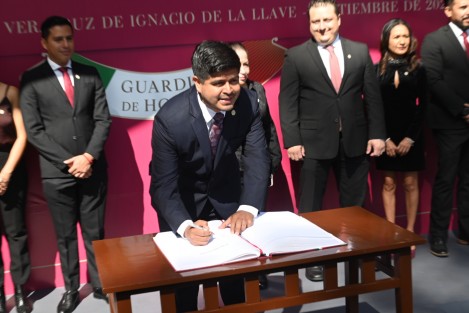 Coordinador general de Comunicación Social del Gobierno del Estado, Iván Joseph Luna Landa, acompañado de colaboradores, encabezó guardia de honor a Miguel Hidalgo en el 213 aniversario del inicio de la Independencia.