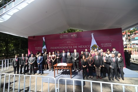 Coordinador general de Comunicación Social del Gobierno del Estado, Iván Joseph Luna Landa, acompañado de colaboradores, encabezó guardia de honor a Miguel Hidalgo en el 213 aniversario del inicio de la Independencia.