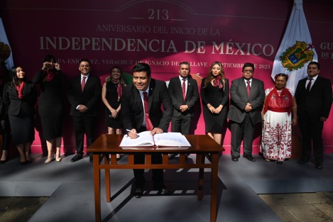 El encargado de la Oficina de Gobierno, Giovanni Canela, encabezó guardia de honor al Padre de la Patria, Miguel Hidalgo, en el parque de Los Berros.