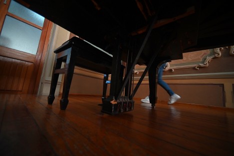 El piano histórico del Colegio Preparatorio data de 1924 y es fabricado en Alemania; requiere mantenimiento y reparaciones a causa de daños por polilla. 