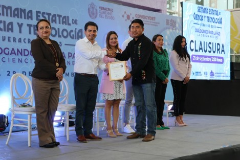 En el marco de la ceremonia de clausura de la Semana Estatal de Ciencia y Tecnología Veracruz 2023 Dialogando por la paz: la ciencia nos une, el COVEICYDET hizo entrega de reconocimientos a las y los ganadores del Apoyo Veracruzano a la Mejor Tesis 2023. 