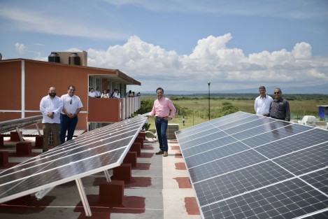 El gobernador Cuitláhuac García Jiménez supervisó la instalación de 28 módulos de paneles fotovoltaicos en el Colegio de Estudios Científicos y Tecnológicos del Estado de Veracruz (CECYTEV), campus Coatzacoalcos, capaces de generar 19 mil 400 kilowatts/hora anuales y un ahorro aproximado de 54 mil pesos, con una inversión de 437 mil pesos.