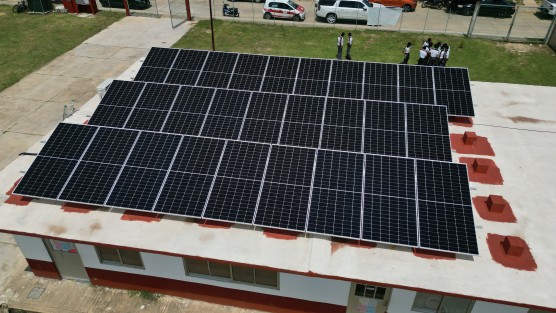 Lo anterior se suma a los 515 mil pesos para un sistema interconectado similar que produce 24 mil kWh, un 70 por ciento del consumo en el Instituto de Capacitación para el Trabajo (ICATVER) que permite recuperar el recurso en poco más de cuatro años y evita la emisión anual de 10.5 toneladas de CO2, equivalentes a sembrar aproximadamente 530 árboles.
