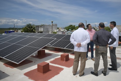 Se trata de una aportación de la Agencia Estatal de Energía que convoca a empresarios del ramo, quienes contribuyen en el abasto de la electricidad empleada en instituciones públicas.
