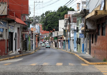 El jefe del Departamento de Movilidad Urbana, Alfonso López Pineda, explicó que como parte de las adecuaciones, los vehículos que circulen sobre Santos Degollado provenientes de la zona del parque Los Berros para continuar su recorrido hacia Xalapeños Ilustres o Arteaga, deberán dar vuelta a la derecha en Murillo Vidal y en Moctezuma dar vuelta a la izquierda para seguir por Moctezuma e incorporarse a Xalapeños Ilustres.