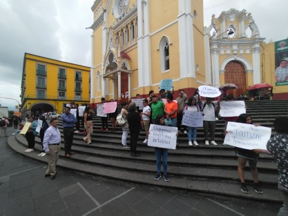 Un grupo de alumnos del Instituto Tecnológico Superior de Zongolica, se manifestaron en las escalinatas de la catedral de Xalapa. Exigen la destitución del doctor Pompeyo Pérez.  