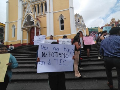 Un grupo de alumnos del Instituto Tecnológico Superior de Zongolica, se manifestaron en las escalinatas de la catedral de Xalapa. Exigen la destitución del doctor Pompeyo Pérez.  