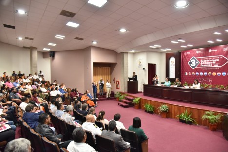En el auditorio Sebastián Lerdo de Tejada del Palacio Legislativo y con la presencia de la Jefa de la Oficina de Programa de Gobierno, Waltraud Martínez Olvera, que asistió en representación del gobernador del estado, ingeniero Cuitláhuac García Jiménez, la diputada Corro Mendoza agregó que los Congresos comenzaron a explorar, analizar y generar nuevas leyes, acordes a la materia y que la ciudadanía, el gobierno e iniciativa privada reconocieron la necesidad de la seguridad y la autoprotección. 