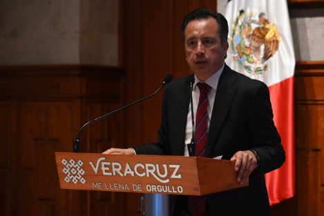 El Gobernador del Estado, Cuitláhuac García Jiménez, informó que hay tres personas detenidas por la muerte de dos jóvenes de origen veracruzano y uno más en calidad de desaparecido en el estado de Chiapas. 