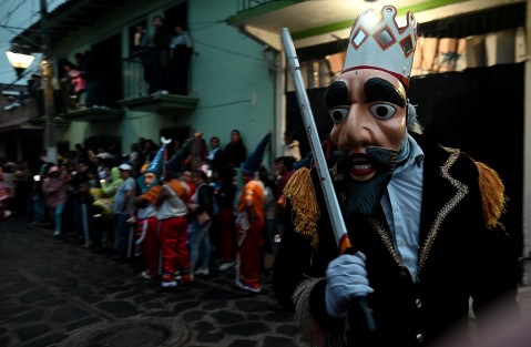  Previo al Entierro del Huesito, los danzantes  que  participaron  en las fiestas de san Mateo en el municipio de #Naolinco realizan su ultimo recorrido por el pueblo màgico y con el termina La Fiesta Patronal 2023. 