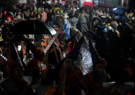  Previo al Entierro del Huesito, los danzantes  que  participaron  en las fiestas de san Mateo en el municipio de #Naolinco realizan su ultimo recorrido por el pueblo màgico y con el termina La Fiesta Patronal 2023. 
