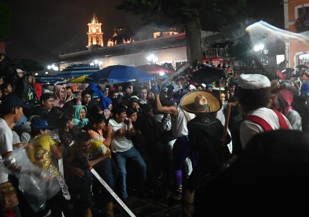  Previo al Entierro del Huesito, los danzantes  que  participaron  en las fiestas de san Mateo en el municipio de #Naolinco realizan su ultimo recorrido por el pueblo màgico y con el termina La Fiesta Patronal 2023. 
