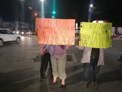 Vecinos de la calle Félix Licona bloquearon la avenida Lázaro Cárdenas, a la altura de Plaza Urban, para reclamar que llevan más de una semana sin agua. Exigen a las autoridades locales el abastecimiento del vital líquido.