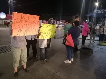 Vecinos de la calle Félix Licona bloquearon la avenida Lázaro Cárdenas, a la altura de Plaza Urban, para reclamar que llevan más de una semana sin agua. Exigen a las autoridades locales el abastecimiento del vital líquido.
