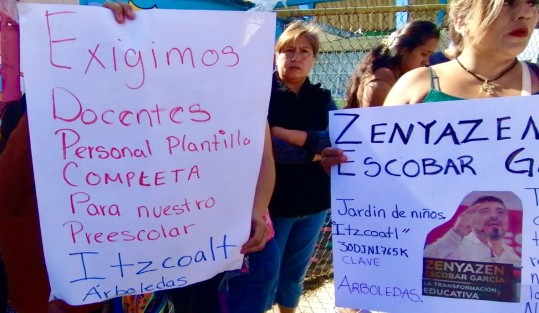 Maestros del kinder  Itzcoatl, en Córdoba,  Ver., exigen al Secretario de Educación en Veracruz, Zenyazen Escobar ya no se les esconda y atienda sus demandas  debido a que desde hace tres años carecen de directora, maestro en educación física y de un intendente.