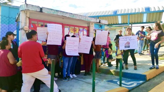 Maestros del kinder  Itzcoatl, en Córdoba,  Ver., exigen al Secretario de Educación en Veracruz, Zenyazen Escobar ya no se les esconda y atienda sus demandas  debido a que desde hace tres años carecen de directora, maestro en educación física y de un intendente.