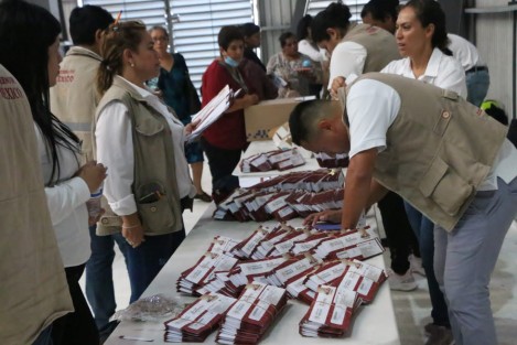 Durante el inicio de la entrega de tarjetas en la capital y la ciudad de Veracruz, el gobernador Cuitláhuac García Jiménez reconoció el esfuerzo de las secretarías de Bienestar y Desarrollo Social, así como de los Servidores de la Nación, por registrar al mayor número de habitantes que desde hoy podrán recibir el programa que tanto anheló el presidente Andrés Manuel López Obrador.