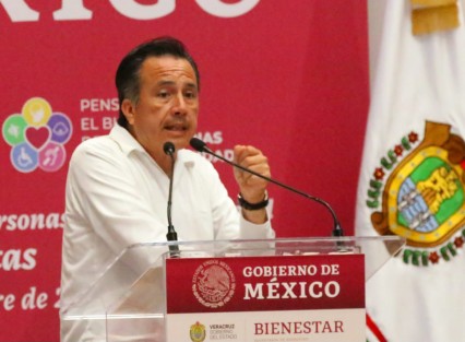 Durante el inicio de la entrega de tarjetas en la capital y la ciudad de Veracruz, el gobernador Cuitláhuac García Jiménez reconoció el esfuerzo de las secretarías de Bienestar y Desarrollo Social, así como de los Servidores de la Nación, por registrar al mayor número de habitantes que desde hoy podrán recibir el programa que tanto anheló el presidente Andrés Manuel López Obrador.
