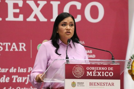 En su intervención en Xalapa, la secretaria de Bienestar, Ariadna Montiel Reyes, dijo que el principal sueño del Gobierno federal es que las personas con discapacidad alcancen su autonomía y puedan valerse por sí mismas; aplaudió a las madres y padres el esfuerzo de cuidar a sus hijos que hoy son adultos y subrayó que el estímulo también es por ellos, pues nunca más estarán solos en su lucha.
